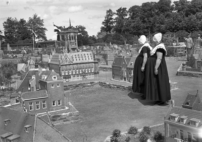 836315 Afbeelding van Miniatuur Walcheren te Middelburg, met enkele dames in Zeeuwse klederdracht.